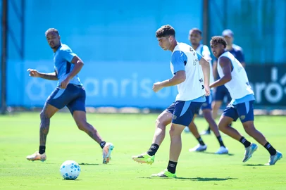RS - FUTEBOL/ TREINO GREMIO 2025 - ESPORTES - Jogadores do Gremio realizam treino tÃ©cnico durante a manha desta segunda-feira, no CT Luiz Carvalho, na preparaÃ§Ã£o para a partida valida pelo Campeonato Brasileiro 2026. FOTO: LUCAS UEBEL/GREMIO FBPA<!-- NICAID(16231598) -->
