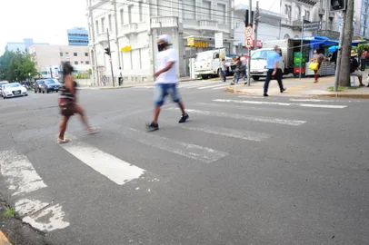 CAXIAS DO SUL, RS, BRASIL, 12/03/2021. Faixa de pedestre localizada na esquina das ruas, Dr Montaury com Júlio de Castilhos. Má conservação das faixas de segurança. (Porthus Junior/Agência RBS)<!-- NICAID(14734033) -->