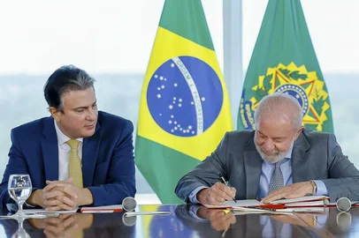 19.05.2025 - Presidente da República, Luiz Inácio Lula da Silva, durante reunião com ministro da Educação, Camilo Santana, para assinatura do Decreto da Nova Política de Educação a Distância (EaD). Palácio do Planalto, Brasilia - DF.Foto: Ricardo Stuckert / PR<!-- NICAID(16041066) -->