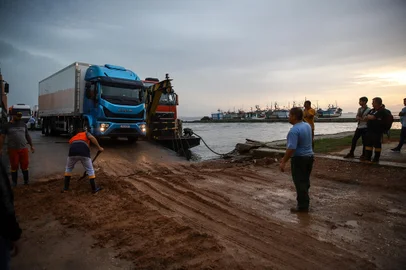 RIO GRANDE, RS, BRASIL - 07/05/2024 - Enchente começa a atingir o Sul do RS, na foto, Balsa São José do Norte - Rio Grande.FOTO: DUDA FORTES, AGÊNCIA RBS<!-- NICAID(15757522) -->