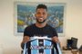 Centroavante Miguel Borja posa com a camisa do Grêmio<!-- NICAID(14854446) -->
