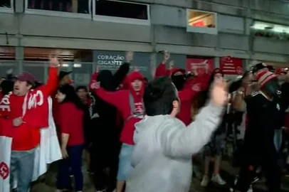 YouTube GZH / Reprodução Torcedores do Inter protestam no Beira-Rio