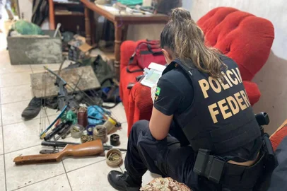Operação Medalha de honra prendeu cinco pessoas em flagrante na fronteira com o Uruguai após investigação sobre tráfico internacional de armas de fogo. - Foto: Polícia Federal/Divulgação<!-- NICAID(15362017) -->