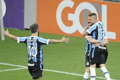 PORTO ALEGRE, RS, BRASIL - 09-08-2015 - Grêmio e Inter se enfrentam na Arena, pela 17ª rodada do Brasileirão. Gre-Nal de 407 (FOTO: LAURO ALVES /AGÊNCIA RBS)<!-- NICAID(11603446) -->