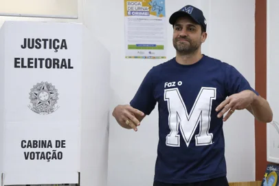 Brazil's mayoral candidate for Sao Paulo, Pablo Marçal, for the Partido Renovador Trabalhista Brasileiro (PRTB) gestures before casting his vote during the municipal elections first round in Sao Paulo, Brazil, on October 6, 2024. Brazilians go to the polls Sunday to elect mayors and councillors in more than 5,500 cities after a vitriolic, sometimes violent campaign two years after presidential elections that polarized Latin America's biggest country. (Photo by Miguel SCHINCARIOL / AFP)Editoria: POLLocal: Sao PauloIndexador: MIGUEL SCHINCARIOLSecao: local electionsFonte: AFPFotógrafo: STR<!-- NICAID(15884264) -->