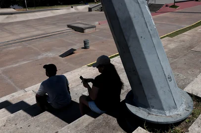 PORTO ALEGRE, RS, BRASIL, 28-01-2026: CLIMA. Onda de calor avança e eleva temperaturas no verão do RS. Foto: Jonathan Heckler/Agência RBS<!-- NICAID(16213093) -->