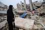 A man stands next to the rubble of a building following an earthquake in the town of Sarmada in the countryside of the northwestern Syrian Idlib province, early on February 6, 2023. - A 7.8-magnitude earthquake hit Turkey and Syria on February 6, killing hundreds of people as they slept, levelling buildings, and sending tremors that were felt as far away as the island of Cyprus and Egypt. (Photo by Mohammed AL-RIFAI / AFP) / The erroneous mention[s] appearing in the metadata of this photo by Mohammed AL-RIFAI has been modified in AFP systems in the following manner: [the town Sarmada] instead of [Zardana]. Please immediately remove the erroneous mention[s] from all your online services and delete it (them) from your servers. If you have been authorized by AFP to distribute it (them) to third parties, please ensure that the same actions are carried out by them. Failure to promptly comply with these instructions will entail liability on your part for any continued or post notification usage. Therefore we thank you very much for all your attention and prompt action. We are sorry for the inconvenience this notification may cause and remain at your disposal for any further information you may require.Editoria: DISLocal: Sarmad?Indexador: MOHAMMED AL-RIFAISecao: earthquakeFonte: AFPFotógrafo: STR<!-- NICAID(15341346) -->
