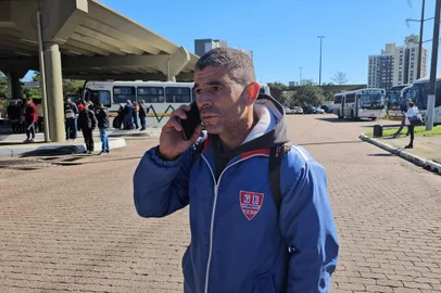 Maximiliano Santiago conseguiu passagem de volta para Pantano Grande e mais R$ 16 mil via pix. Foto: Rodrigo Oliveira/Agência RBS<!-- NICAID(15764604) -->