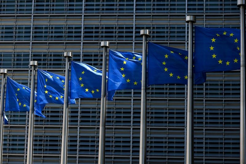 Bandeiras da União Europeia hasteadas do lado de fora do prédio da Comissão Europeia em Bruxelas, em 16 de junho de 2022. (Foto de Kenzo TRIBOUILLARD / AFP)<!-- NICAID(15129001) -->