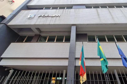 O julgamento dos cinco réus acusados de matar o cacique Mig, de 57 anos, em março de 2017, em Ronda Alta, no norte do estado,  retoma os trabalhos na manhã desta quarta-feira (8), no Fórum de Passo Fundo. A previsão é de que a sentença saia ainda hoje.<!-- NICAID(15369066) -->