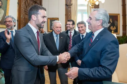 Eduardo Leite em viagem a Buenos Aires com o presidente Alberto Fernández<!-- NICAID(15495242) -->