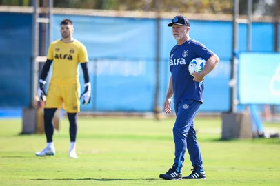 RS - FUTEBOL/ TREINO GREMIO 2025 - ESPORTES - Jogadores do Gremio realizam treino tÃ©cnico durante a manha desta quarta-feira, no CT Luiz Carvalho, na preparaÃ§Ã£o para a partida valida pela Copa Sul-Americana 2025. FOTO: LUCAS UEBEL/GREMIO FBPA<!-- NICAID(16022906) -->