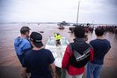 Pessoas são resgatadas com botes na orla do Guaíba, em Porto AlegreIndexador: Marina Ceresa<!-- NICAID(15754319) -->