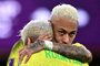 Neymar conforta Rodrygo Goes depois do atleta perder uma cobrança de pênalti em partida decisiva contra a Croácia, que levou à eliminação do Brasil na Copa do Mundo.<!-- NICAID(15292875) -->