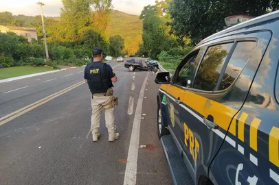 Um homem de 71 anos morreu após colidir frontalmente o carro que dirigia com um caminhão na BR-116, em Morro Reuter. O acidente aconteceu por volta de 16h40min, no quilômetro 209.
