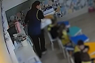 Polícia investiga caso de professora que agrediu criança com livros em escola infantil de Caxias do SulA Polícia Civil abriu inquérito para investigar o caso de uma criança de 4 anos agredida por uma professora de uma instituição particular de Caxias do Sul. A agressão ocorreu dentro de uma sala de aula, na Escola Infantil Xodó Da Vovó, na manhã de segunda-feira (18) e foi gravada por uma câmera de segurança. A profissional foi demitida e é investigada pelo crime de lesão corporal pela Delegacia de Proteção à Criança e ao Adolescente (DPCA).<!-- NICAID(16105226) -->