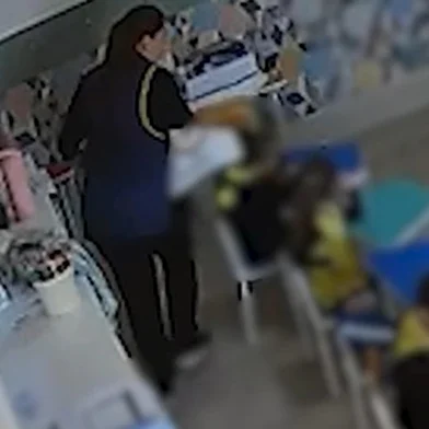 Polícia investiga caso de professora que agrediu criança com livros em escola infantil de Caxias do SulA Polícia Civil abriu inquérito para investigar o caso de uma criança de 4 anos agredida por uma professora de uma instituição particular de Caxias do Sul. A agressão ocorreu dentro de uma sala de aula, na Escola Infantil Xodó Da Vovó, na manhã de segunda-feira (18) e foi gravada por uma câmera de segurança. A profissional foi demitida e é investigada pelo crime de lesão corporal pela Delegacia de Proteção à Criança e ao Adolescente (DPCA).<!-- NICAID(16105226) -->