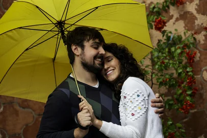 PORTO ALEGRE, RS, BRASIL, 09-06-2026: O casal de namorados, a atriz e professora Marina Greve, 27, e o ator e produtor Henrique Strieder, 26, em casa, no bairro São João. Ele fez o pedido dela em namoro através de um quebra-cabeça com uma foto dos dois. Foto: Mateus Bruxel/Agência RBSIndexador: MATEUS BRUXEL<!-- NICAID(16302806) -->