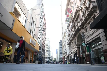 PORTO ALEGRE, RS, BRASIL, 27-08-2025: Comércio da rua dos Andradas enfrenta desafios. Cenário é de novas lojas em contraste com imóveis para alugar. Foto: Jonathan Heckler/Agência RBS<!-- NICAID(16111779) -->