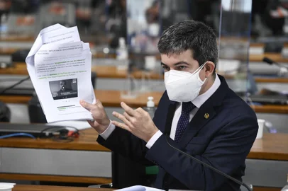 Vice-presidente da CPI, senador Randolfe Rodrigues (Rede-AP), exibe documento e questiona o ex-ministro Ernesto Araújo sobre o uso de máscara. <!-- NICAID(14786382) -->