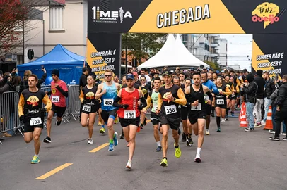 No último domingo, 06 de julho, a cidade de Carlos Barbosa foi sede da 1ª Meia Maratona Sesc/FestiQueijo, além da 10ª edição da Rústica e da Minirrústica, em celebração ao FestiQueijo 2025. Promovido pela Secretaria Municipal de Esportes, Lazer e Juventude, em parceria com o Sesc Farroupilha e o festival, o evento movimentou atletas e famílias em uma manhã repleta de energia.<!-- NICAID(16076590) -->