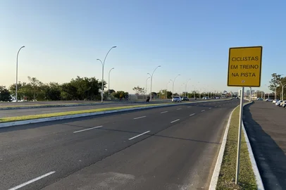 *A PEDIDO DE JOCIMAR FARINA* Novas placas de ciclistas em alta velocidade em Porto Alegre - Foto: Grazi Araujo/Divulgação<!-- NICAID(15197850) -->