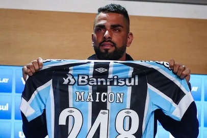 RS - FUTEBOL/COLETIVA GREMIO  - ESPORTES - Presidente Romildo Bolzan Junior homenageia o atleta Maicon na sua despedida do Gremio após quase sete anos defendo o clube. FOTO: LUCAS UEBEL/GREMIO FBPA<!-- NICAID(14884417) -->