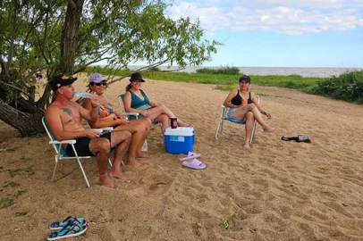 Entre trios e tranquilidade, veranistas dividem espaço na orla de São Lourenço do Sul<!-- NICAID(16226947) -->