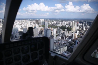 CAXIAS DO SUL, RS, BRASIL, 02/03/2026. Passeio de helicóptero sobre os pavilhões da Festa da Uva. (Ariéli Ziegler/Agência RBS)Indexador: Arieli Ziegler<!-- NICAID(16237023) -->