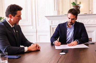 O Governador Eduardo Leite acaba de sancionar o PL 151/2023, que garante o fomento a novas barragens, dando condições do Estado enfrentar casos de estiagem. <!-- NICAID(15729936) -->