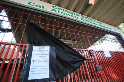 Por volta de 21h desta quarta-feira (19), cinco pessoas que estavam na Rua dos Canudos, no bairro Cascata, foram atingidas por disparos de arma de fogo. Os tiros vieram de dentro de um carro Ford Ecosport que passava pela rua.<!-- NICAID(15409317) -->