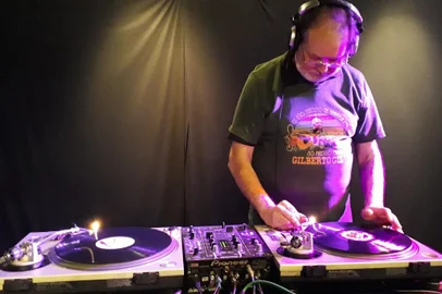 Na pista do Balen Bistrô, que fica bem no centro de Caxias do Sul, vai ter discotecagem com o lendário Rocha Netti. A festa Save the Vinil é neste sábado (6), a partir das 21h.<!-- NICAID(15420899) -->