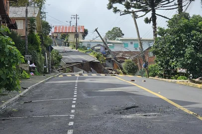 Rua Henrique bertoluci no bairro Piratini nesta terça-feira (14), em Gramado<!-- NICAID(15763360) -->