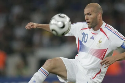 CHRISTOPHE ENA / AFP Zinedine Zidane, jogador francês, com a bola durante o jogo entre França x Espanha nas oitavas-de-finais da Copa do Mundo da Alemanha 2006. A França ganhou por 3-1. #PÁGINA 9** FILE ** France's Zinedine Zidane (10) controls the ball during the Spain vs. France World Cup Round of 16 soccer match at the World Cup stadium, Tuesday, June 27, 2006, in Hanover, Germany. France will play Italy in the final of the soccer World Cup in Berlin on Sunday July 9, 2006. (AP Photo/Christophe Ena) ** MOBILE/PDA USAGE OUT ** Fonte: AP Fotógrafo: CHRISTOPHE ENA<!-- NICAID(1817442) -->