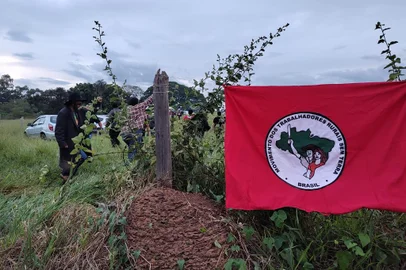 https://twitter.com/MST_Oficial/status/1779812382878933384LEGENDA DO POST NO X:MST OCUPA FAZENDA IMPRODUTIVA NA REGIÃO DE CAMPINAS!Na manhã desta segunda-feira (15) cerca de 200 famílias do Movimento dos Trabalhadores Rurais Sem Terra (MST) ocuparam a Fazenda Mariana, no município de Campinas (SP). <!-- NICAID(15735186) -->