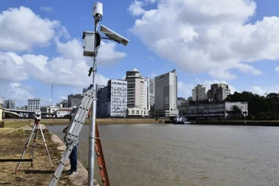 Após a enchente, estação de monitoramento hidrometeorológico foi instalado no Cais Mauá, em Porto Alegre. Foto: Ascom Sema RS / Divulgação<!-- NICAID(15992134) -->