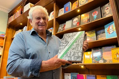 CAXIAS DO SUL, RS, BRASIL, 26/09/2023. Francisco Michielin, 79 anos,  patrono da 39° Feira do Livro de Caxias do Sul, com seu livro "Juventude 110 anos: coração verde e alma jaconera", que será lançado terça-feira (26). Bruno Todeschini/Agência RBS)<!-- NICAID(15551535) -->