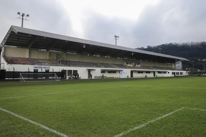 GRAMADO, RS, BRASIL. 30-06-2025. Sensação da Divisão de Acesso, Gramadense do técnico Carlos Moraes busca o acesso inédito e conta com a experiência do goleiro André Lucas e a juventude de MaurícioIndexador: Bruno Todeschini<!-- NICAID(16071590) -->