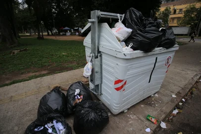 PORTO ALEGRE, RS, BRASIL, 10/05/2023- Atraso na coleta de lixo causa transtorno à moradores. Na foto, Rua Santana em Porto Alegre. Foto: Ronaldo Bernardi / Agencia RBS<!-- NICAID(15424676) -->