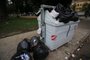 PORTO ALEGRE, RS, BRASIL, 10/05/2023- Atraso na coleta de lixo causa transtorno à moradores. Na foto, Rua Santana em Porto Alegre. Foto: Ronaldo Bernardi / Agencia RBS<!-- NICAID(15424676) -->