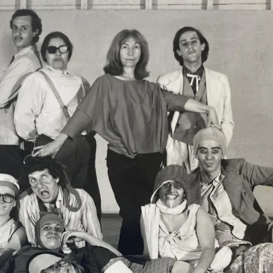 Maria Helena Lopes com elenco de_Na Piscina_de 1986_crédito_Fernando Brentano<!-- NICAID(16154521) -->