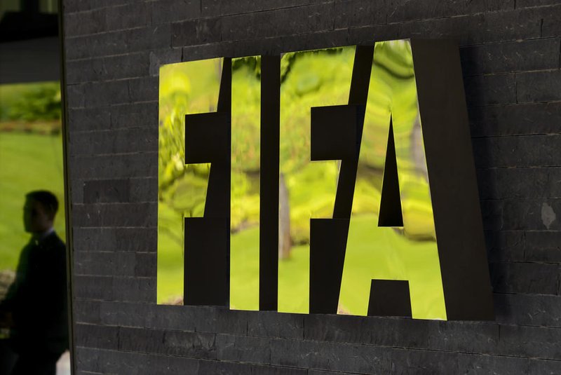 (FILES) This file picture taken on May 30, 2015 shows the FIFA logo outside the world football governing body's headquarters in Zurich. Swiss authorities arrested several football officials in a fresh wave of dawn raids early on December 3, 2015 in a dramatic widening of the FIFA corruption scandal, the New York Times reported. AFP PHOTO / FILES / FABRICE COFFRINI / AFP / FABRICE COFFRINIEditoria: SPOLocal: ZurichIndexador: FABRICE COFFRINISecao: soccerFonte: AFPFotógrafo: STF<!-- NICAID(11863878) -->