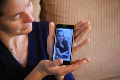 ESTRELA VELHA, RS, BARSIL.17,05,2023. Claudio Paz e Marisane Wagner , pais que tiveram a filha assassinada pelo namorado, namorado que não queria o fim do relacionamento, que a perseguia diariamente e um determinado dia matou a Maila Wagner a tiros e cometeu suícidio.Na foto.Marisane com a ultima foto da filha.(ROANALDO BERNARDI/AGENCIA RSB).<!-- NICAID(15430221) -->