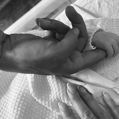 Camila Coelho usou seu Instagram na tarde deste domingo (7) para anunciar o nascimento do seu primogênito, Kai Coelho, fruto do seu casamento com o empresário Ícaro Brenner. "Nosso anjo está aqui", noticiou a influenciadora digital.