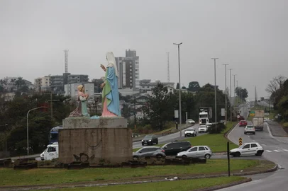 FARROUPILHA, RS, BRASIL, 23/08/2024. Estátua de Nossa Senhora de Caravaggio na rótula do trevo de acesso da Rodovia dos Romeiros com a RS-453, no km 119, em Farroupilha. Previsão de construção de um viaduto, na rodovia, poderá fazer com que o monumento seja removido.(Porthus Junior/Agência RBS)<!-- NICAID(15847968) -->