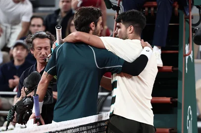 Spain's Carlos Alcaraz (R) comforts Italy's Lorenzo Musetti after he withdrawn due to an injury at the end of their men's singles semi-final match on day 13 of the French Open tennis tournament on Court Philippe-Chatrier at the Roland-Garros Complex in Paris on June 6, 2025. (Photo by Thibaud MORITZ / AFP)<!-- NICAID(16053970) -->