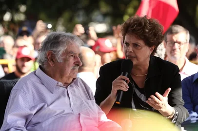 SANTANA DO LIVRAMENTO, RS, BRASIL, 19-03-2018. Ex-presidente Lula visita Santana do Livramento com protesto com policiais. Foto, Dilma com mujica (FOTO: CARLOS MACEDO/AGÊNCIA RBS)<!-- NICAID(13463176) -->