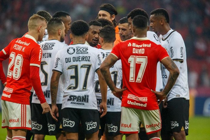 Segundo jornalista, Rafael Ramos teria convencido elenco corintiano que é inocente de acusação do Edenilson 