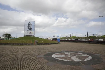 07/10/2021 - PORTO ALEGRE, RS - Enquanto estátua do Laçador passa por reformas, uma reprodução fotográfica em banner em tamanho real foi instalada no local. (Foto: Mateus Bruxel / Agência RBS)<!-- NICAID(14908723) -->