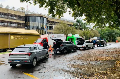 Drive-thru recolhe resíduos neste sábado no pátio da Câmara de Vereadores de Caxias do Sul<!-- NICAID(15837521) -->